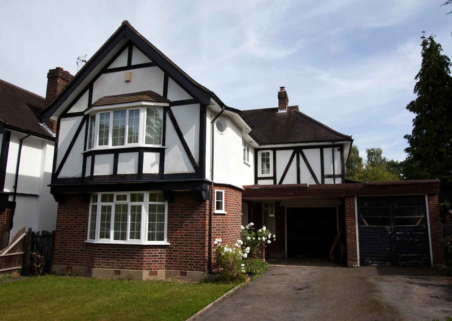 Surreys Claygate´is asuv majas, milles al-Hillide perekond elas