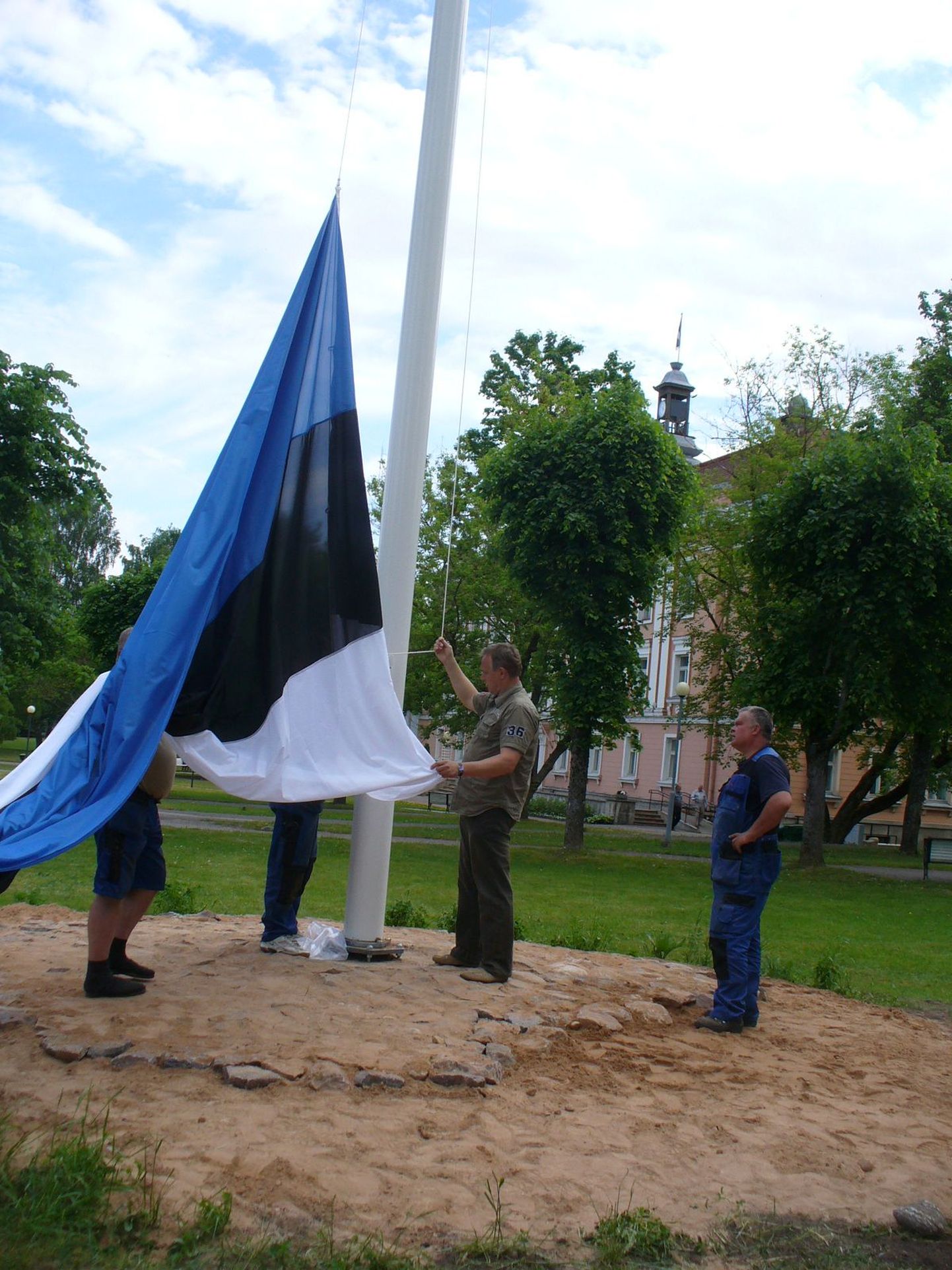 Eesti lipu prooviheiskamine.