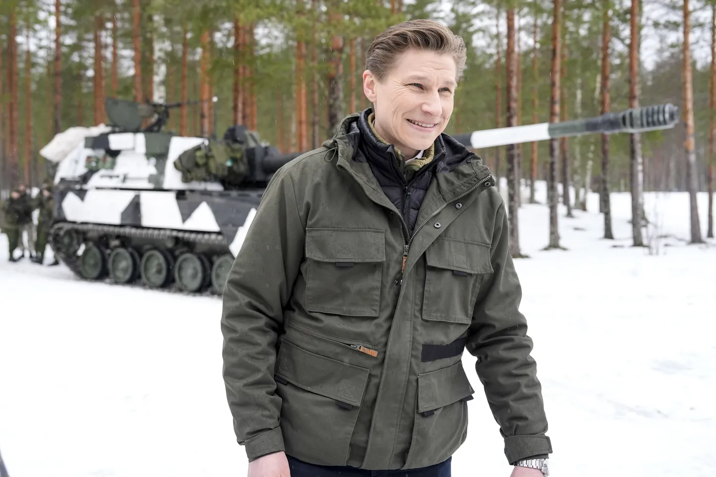 Министр обороны Финляндии Антти Хакканен на фоне танка финской армии, 3 марта 2025 года.