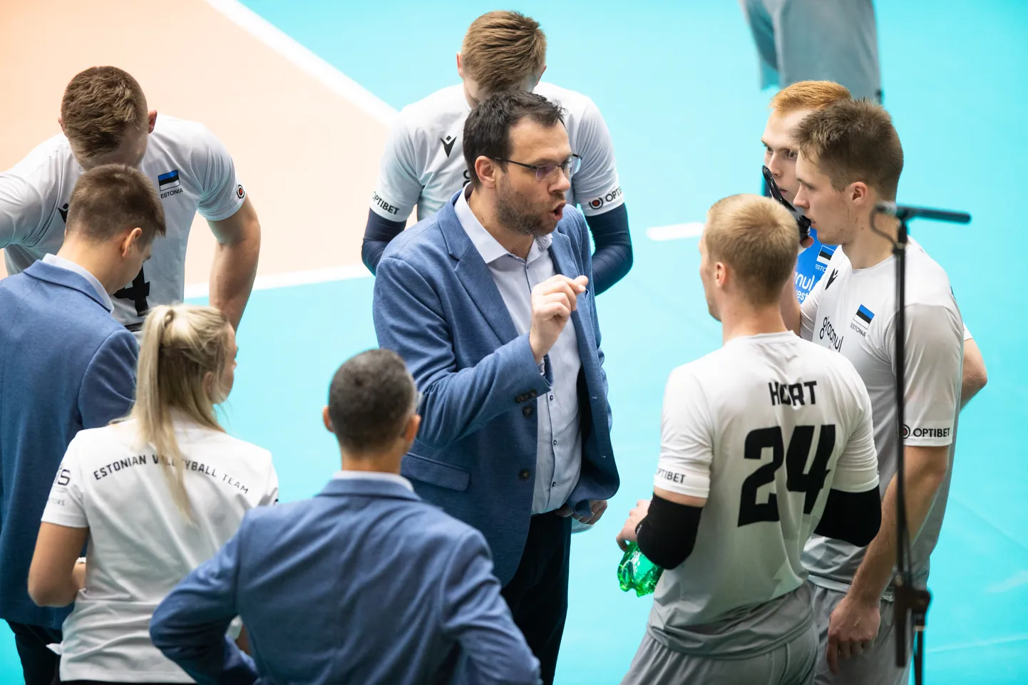 Võrkpallikoondise peatreener Cédric Énard hoolealustele juhiseid jagamas.