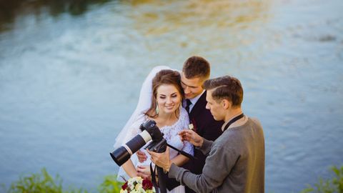 Pruut keelas šokeerival põhjusel ühel sõbrannal fotodelt eemale hoida