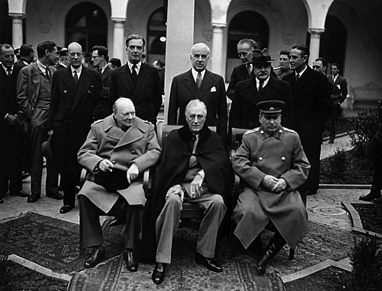 1945. aastal leppisid Briti peaminister Winston Churchill, Ameerika Ühendriikide president Franklin Delano Roosevelt ja Nõukogude Liidu juht Jossif Stalin Krimmis Jaltas üle väikeriikide pea kokku tulevase maailmakorra põhijoontes, mis nüüd on kõikuma löönud. 