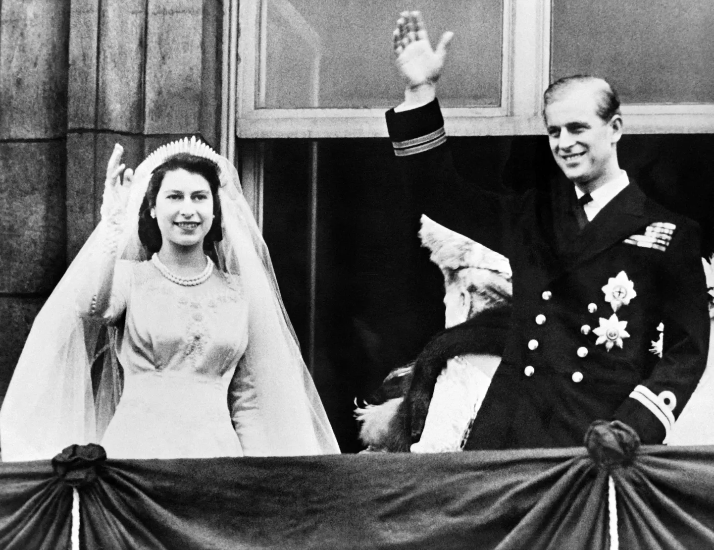 Kuninganna Elizabeth II ja prints Philip oma pulmapäeval.