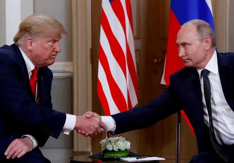 По данным журналиста Боба Вудворта, Трамп много раз говорил с Путиным после своего проигрыша на президентских выборах 2020 года. В Кремле эти данные опровергают.