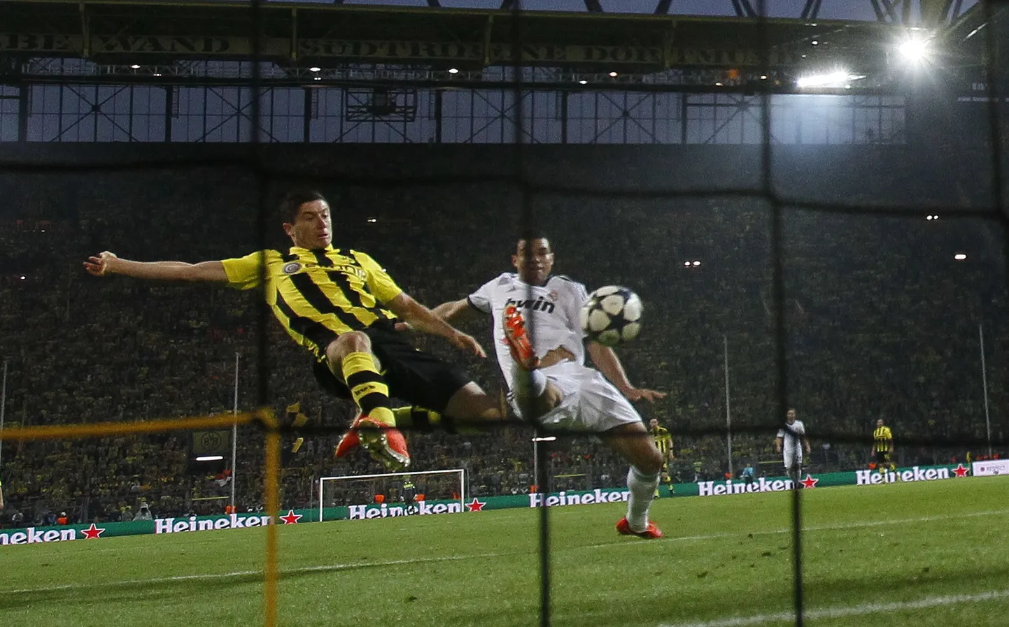 Robert Lewandowski edestamas esimese värava puhul Pepet