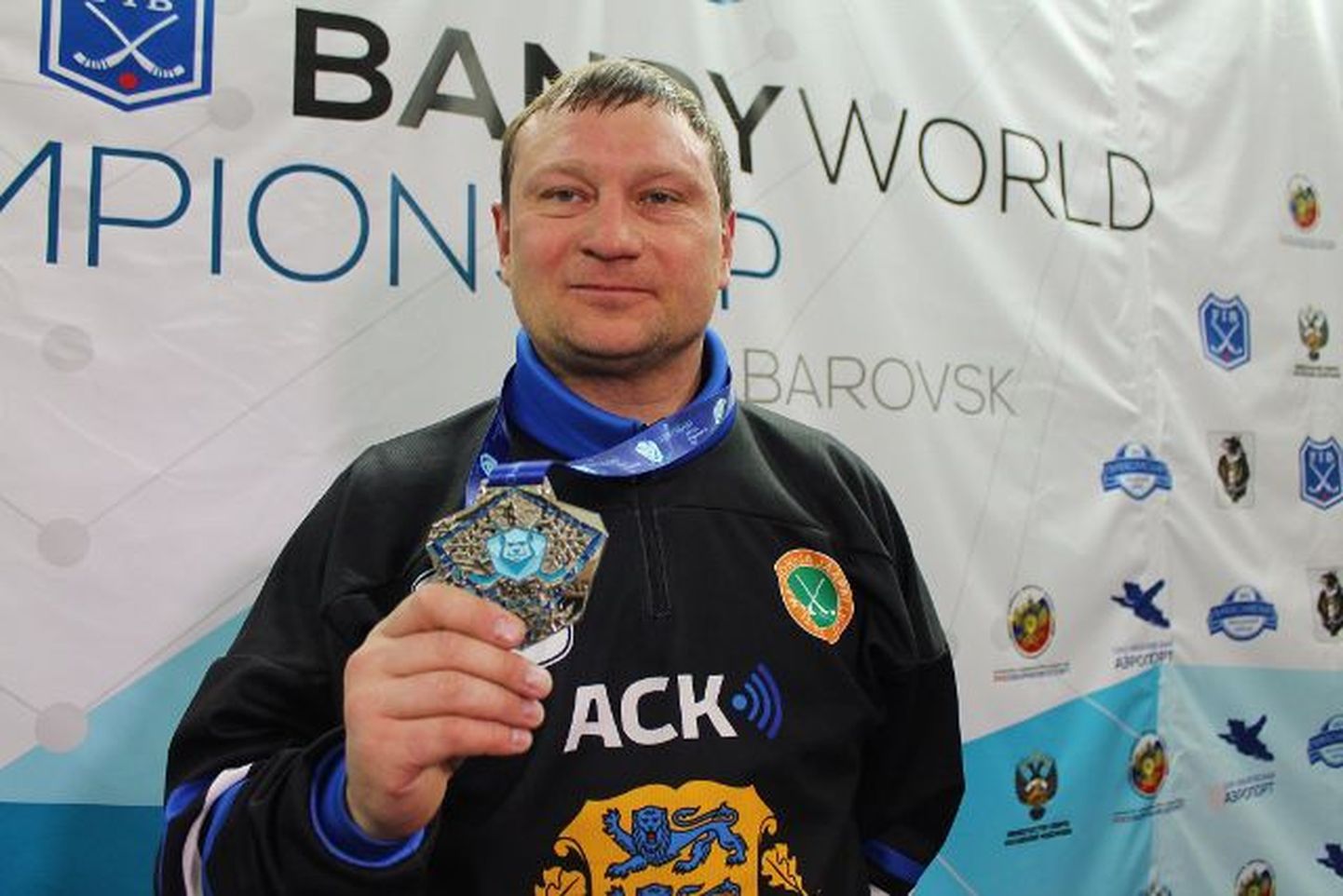 Марат Шакуров демонстрирует малую серебряную медаль.