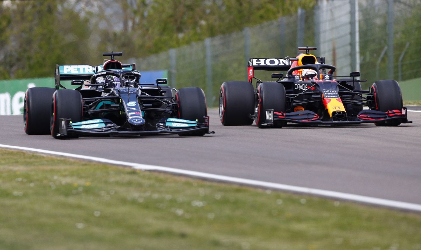Lewis Hamilton (vasakul) Mercedesel ja Max Verstappen Red Bullil.