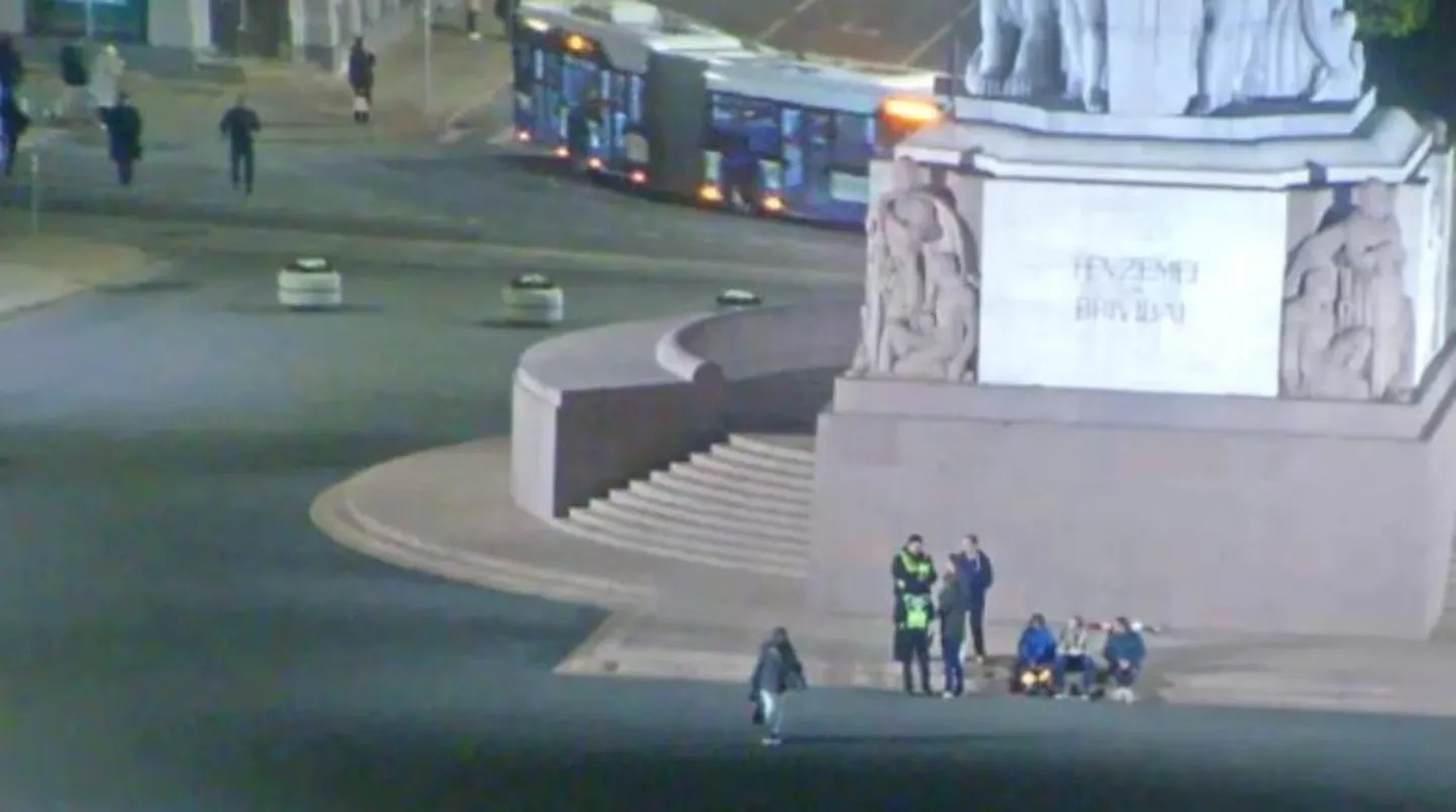 Двое бельгийцев получили суровый штраф за раздевание у Памятника Свободы