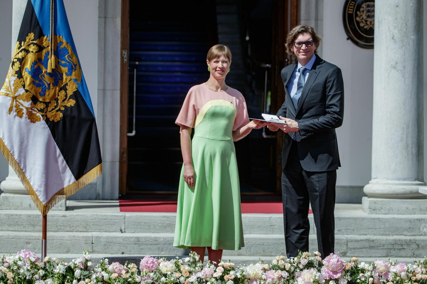 President Kersti Kaljulaid andis Niklas Zennströmile 2021. aastal Maarjamaa Risti III klassi teenetemärgi.