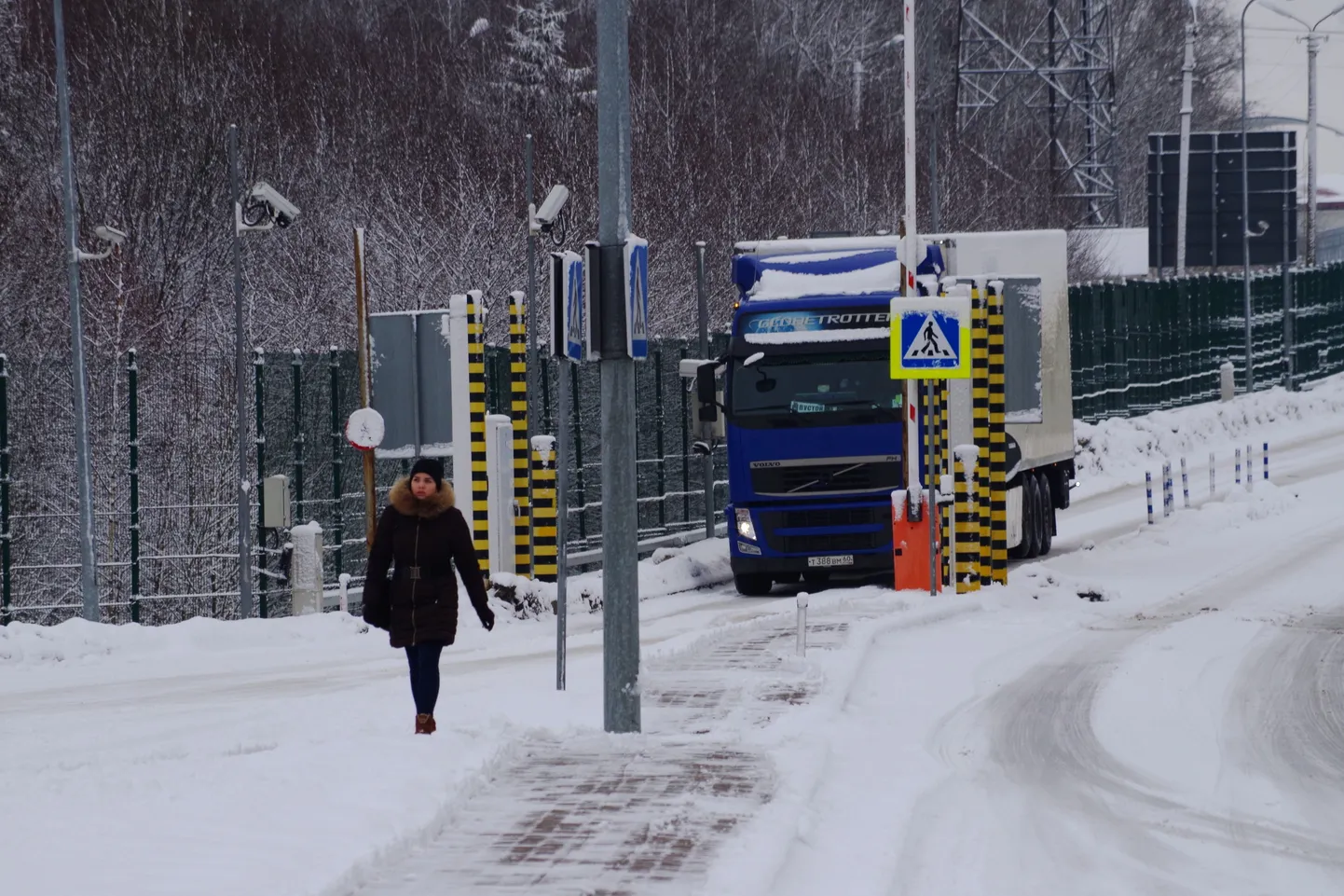 Luhamaa piiripunkti kaudu käib valdavalt autoliiklus, kuid on ka jalgsi piiriületajaid.