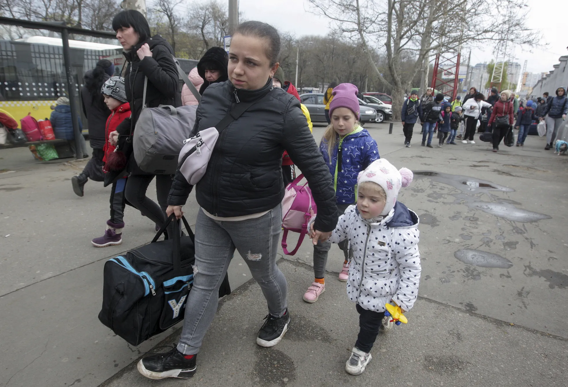 Беженцы прибыли в Одессу из Николаева. По последним данным, во время войны за пределы Украины бежало более пяти миллионов человек, однако при этом более миллиона человек вернулись в страну.