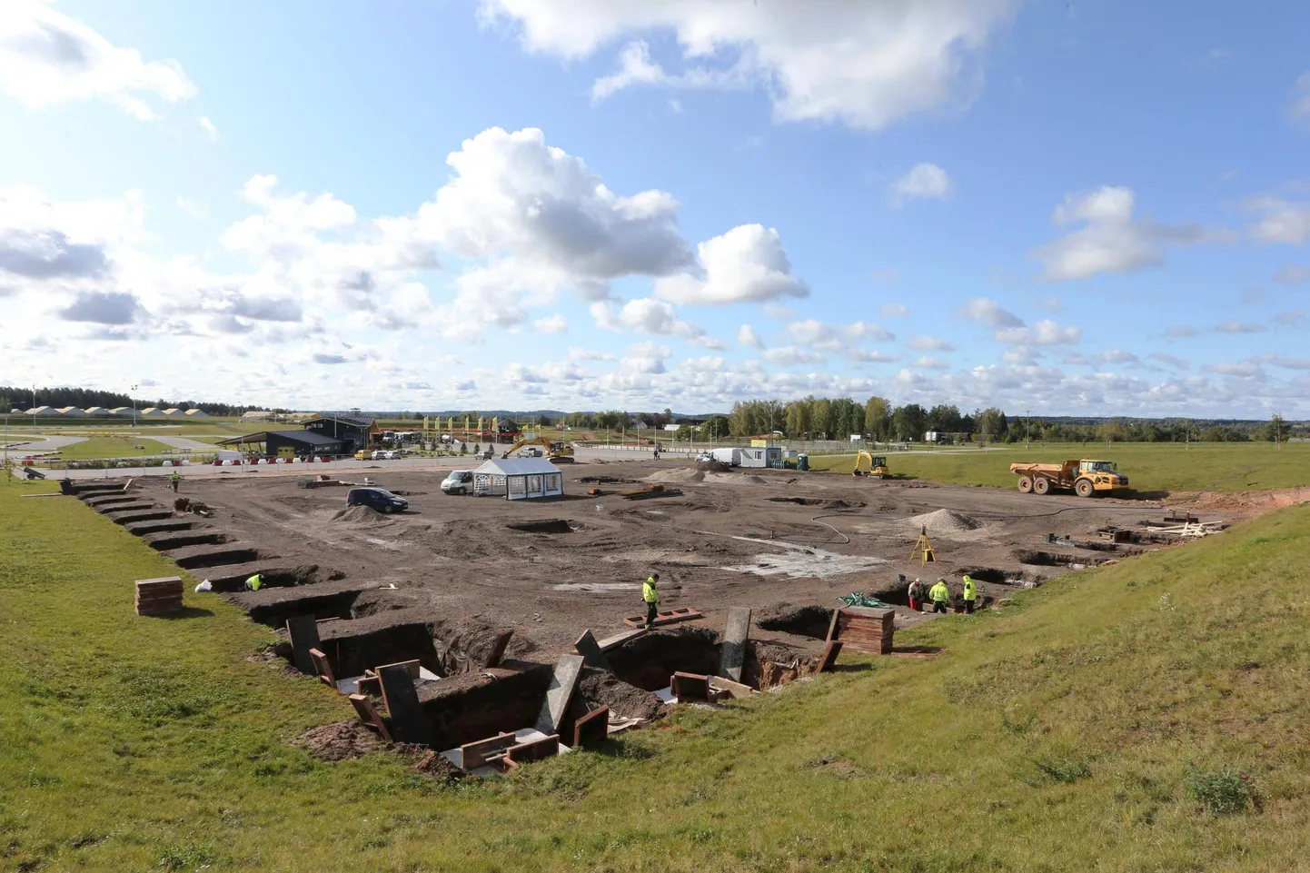 Langel valmib tuleva aasta veebruaris uus sisekardirada. Ehitustööd juba käivad.