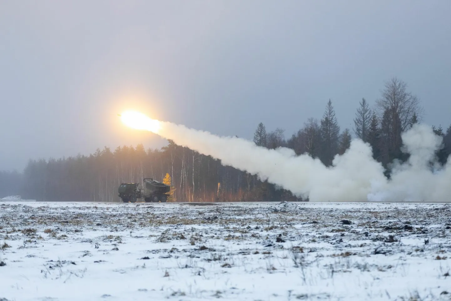 Учения по стрельбе из реактивной системы залпового огня HIMARS на центральном полигоне. Летом система также поступит на вооружение Сил обороны Эстонии.