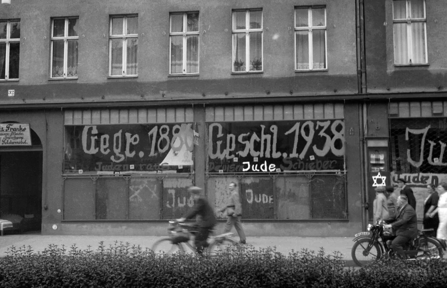 10. november 1938. Pildil on linn Saksamaal pärast kristallööd.