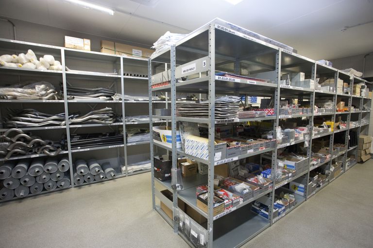 В ремонтной мастерской на складе должен быть необходимый запас различных запчастей, чтобы при необходимости можно было быстро найти нужное. 