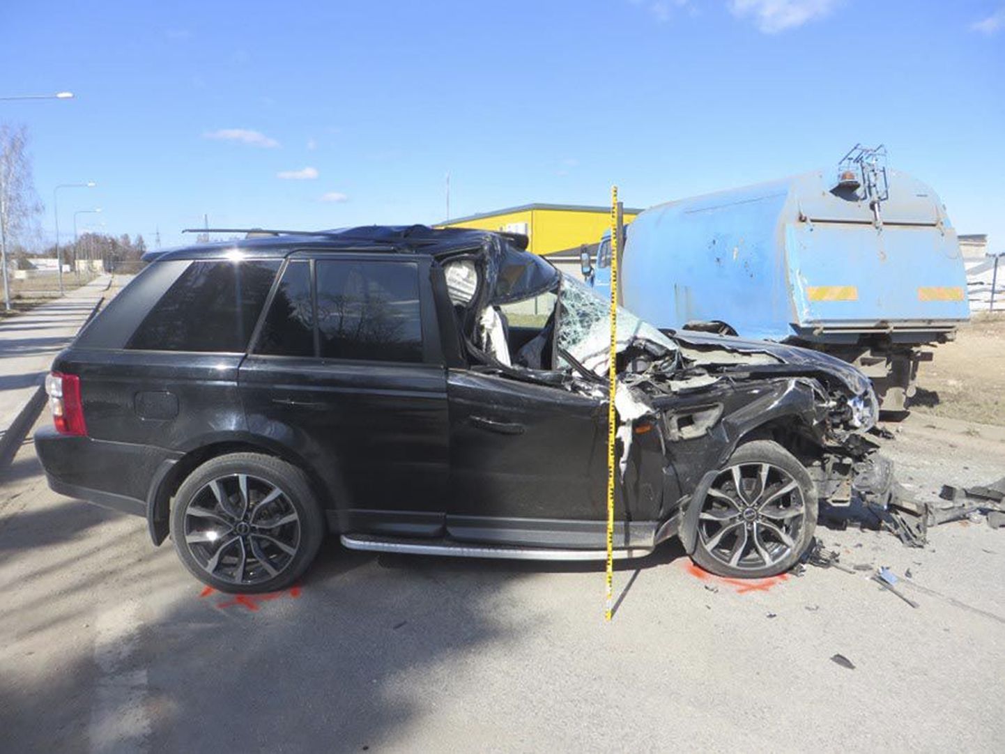 Maastur Range Rover tabas puhastusauto taganurka ning sai õnnetuses väga suuri purustusi. Kolm kaassõitjat tuli haiglasse tervisekontrolli viia. Autojuht pääses vigastusteta.