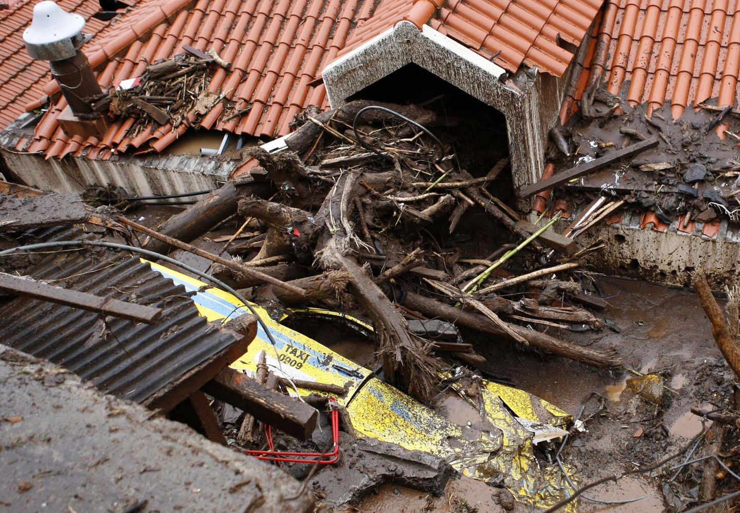 Последствия наводнения в Фуншале, столице Мадейры.