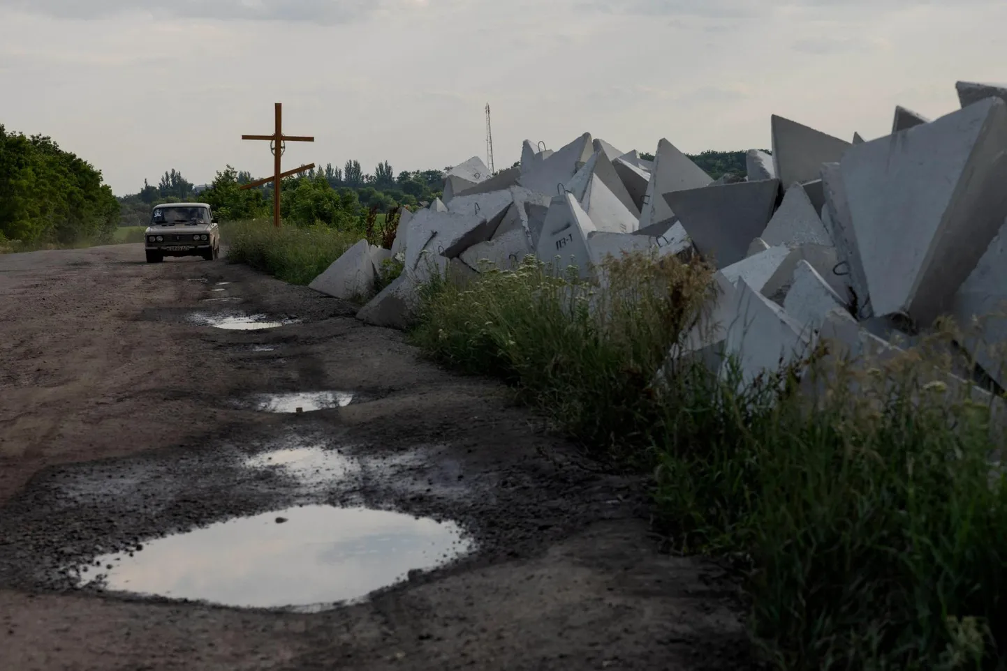 Vene armee pealetungi pidurdamiseks toodud ukrainlaste tankitõkked Dnipropetrovski oblastis.
