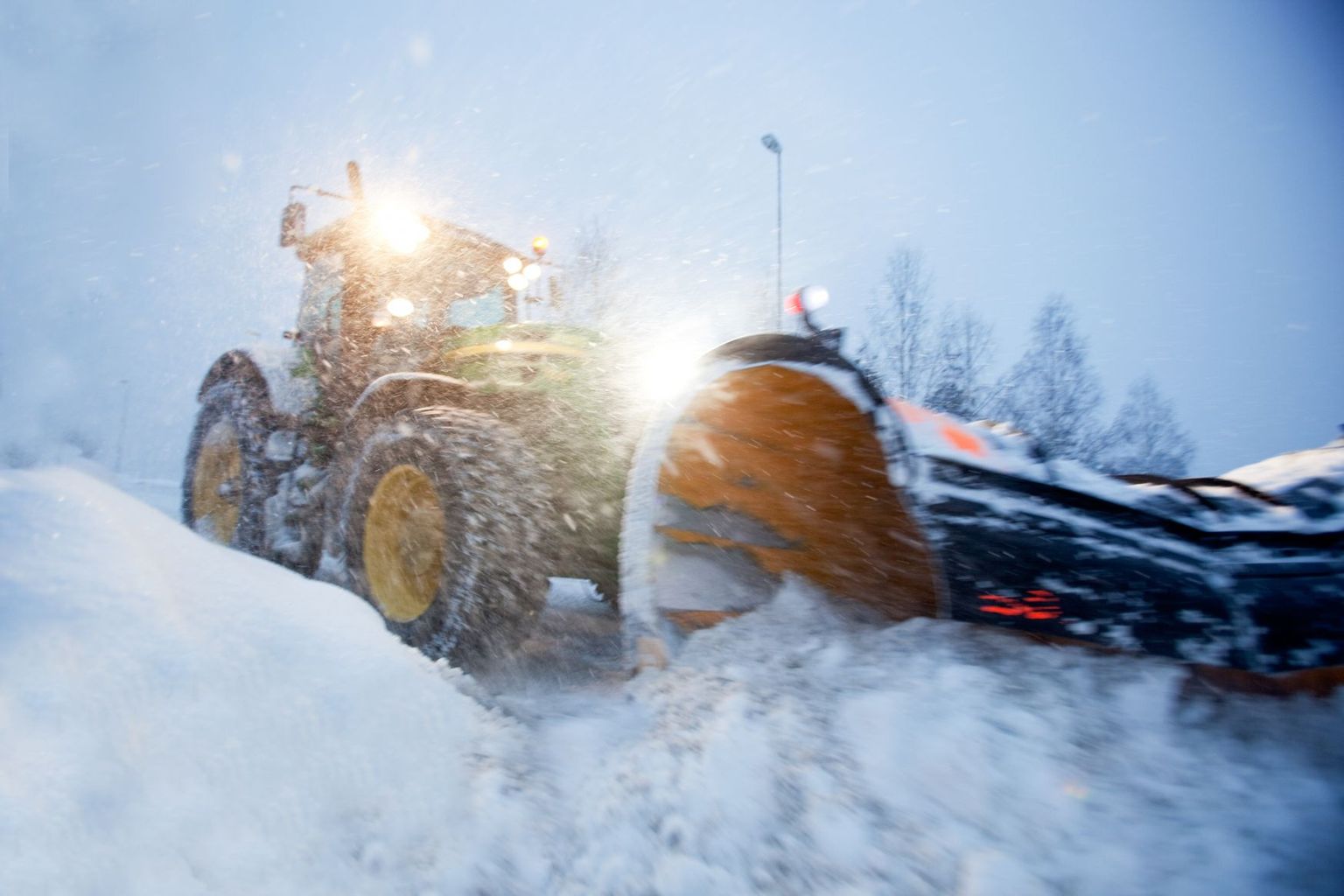 Lumekoristustöid tegev sahaga traktor