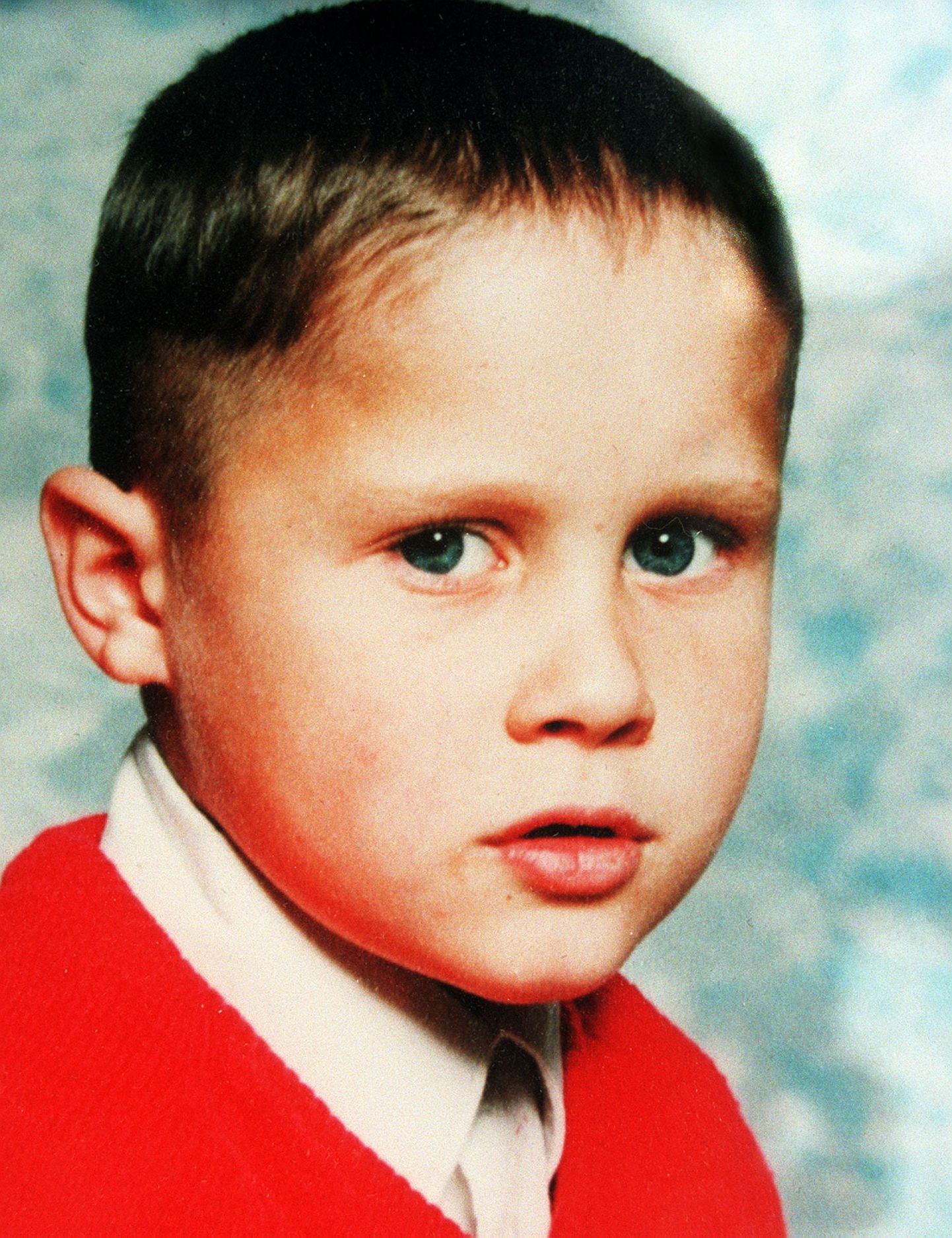 Rikki Neave mõrvati 1994. aastal. Tema mõrv oli Inglismaal lahendamata 25 aastat, kuid 17. veebruaril võeti vahi alla poisi mõrvas süüdistatav.