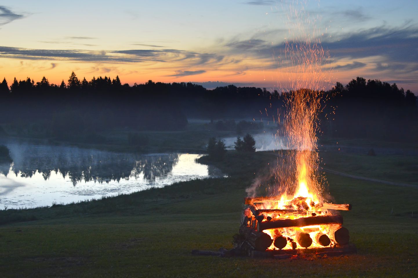 Jāņu ugunskurs ezera krastā. Ilustratīvs attēls