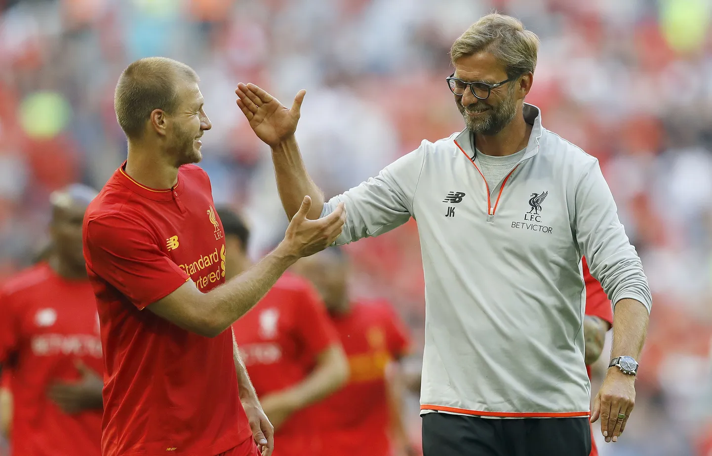 HEA KOOSTÖÖ: Eesti koondise kapten Ragnar Klavan (vasakul) koos Liverpooli peatreeneri Jürgen Klopiga.