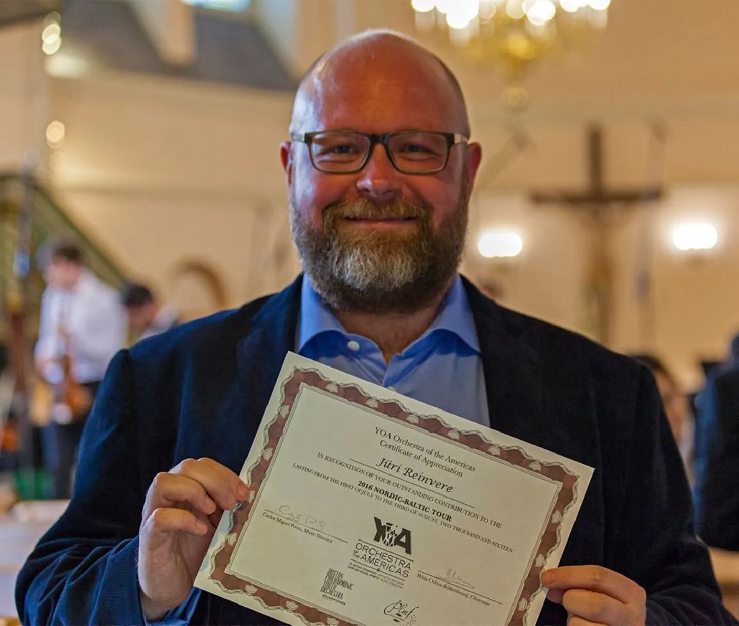 Helilooja Jüri Reinvere Rapla kirikus enne oma laulutsükli «Laulud kaduvas valguses» esiettekande proovi