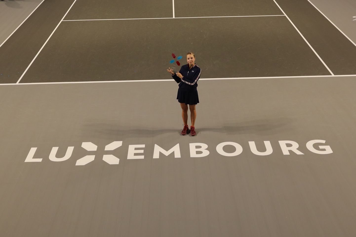 Anett Kontaveit Ladies Tennis Mastersi turniiri võidukarikaga. Tuleval aastal saab ta seda tiitlit kaitsma asuda.