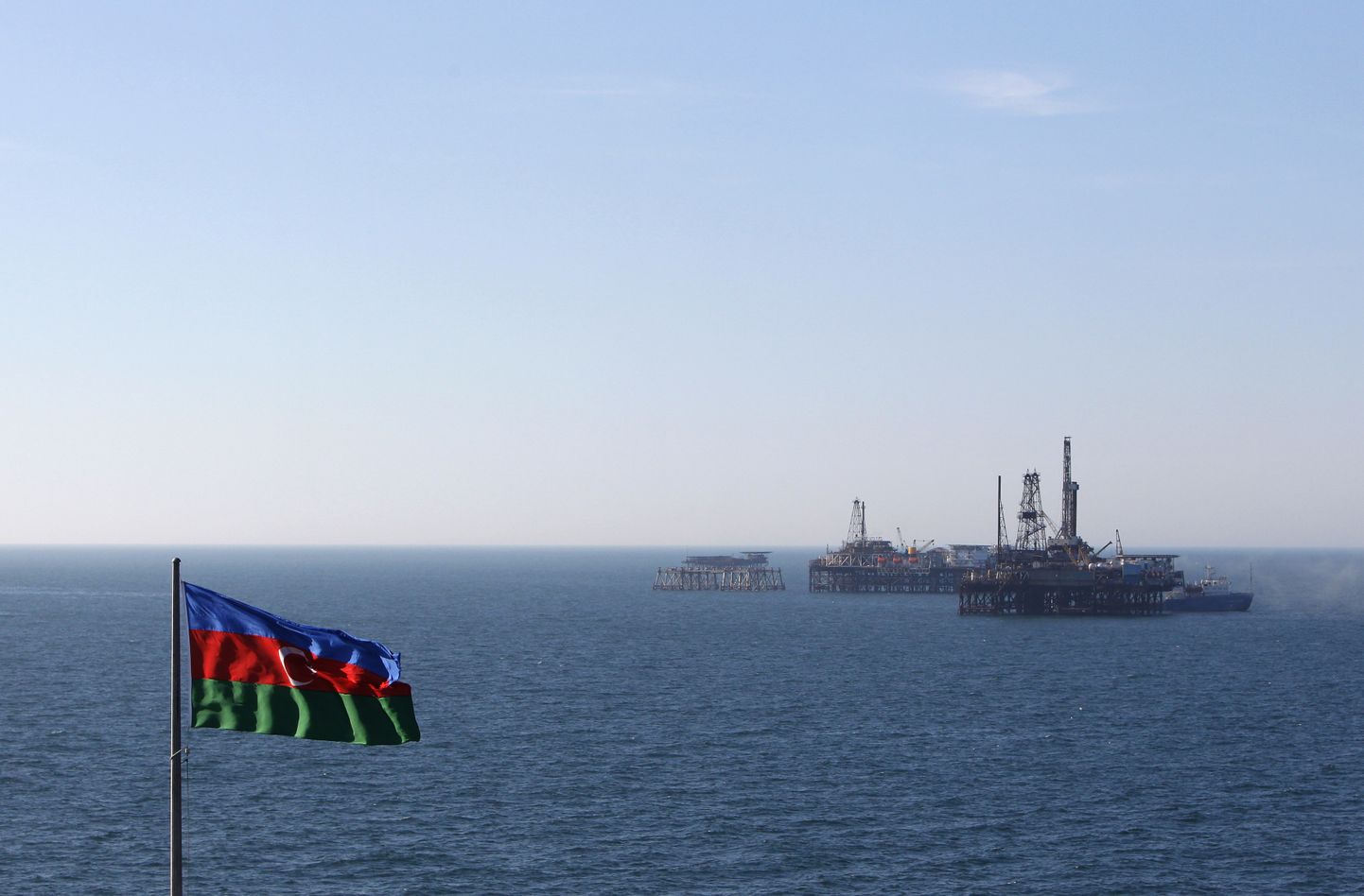 Флаг Азербайджана на фоне Каспийского моря. Иллюстративное фото.