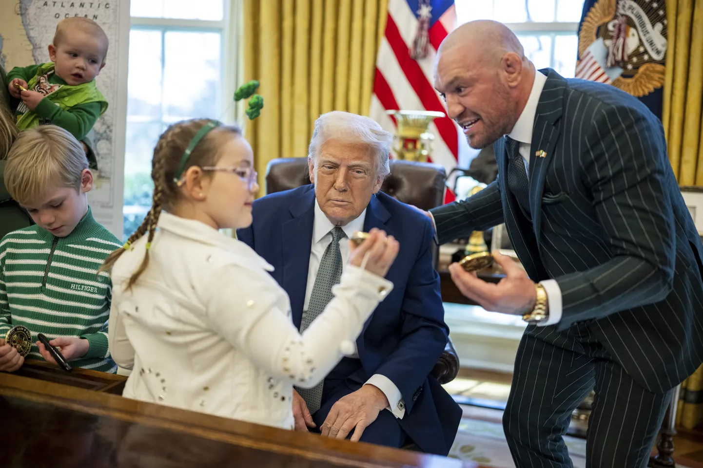 Esmaspäeval väisas vabavõitleja Conor McGregor koos oma perega Valge Maja Ovaalkabinetis USA presidenti Donald Trumpi.