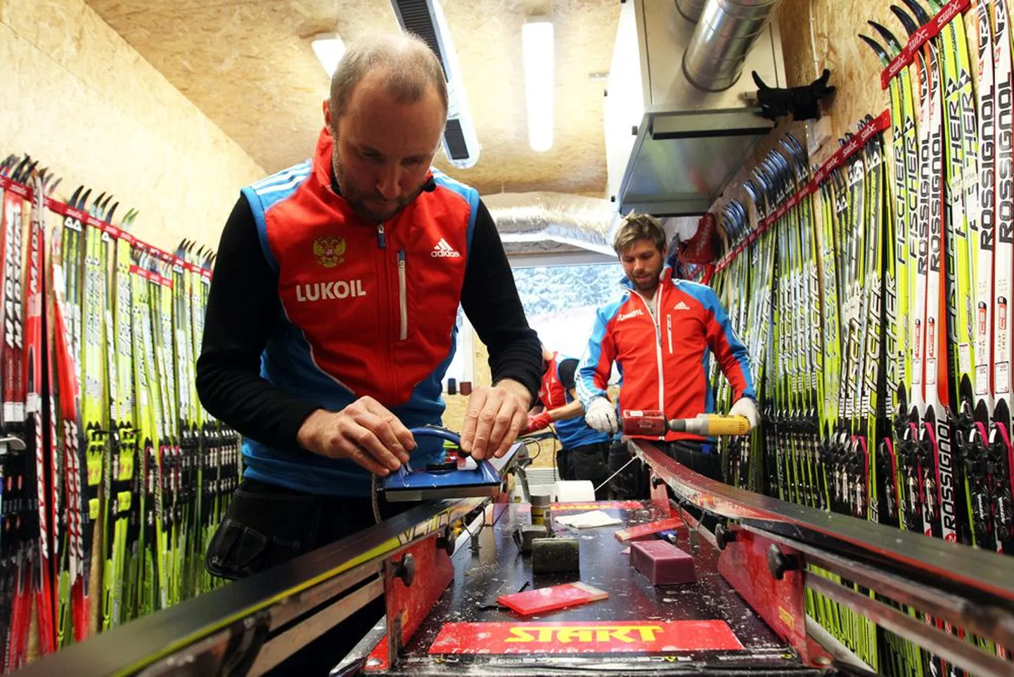 Urmas Välbe (vasakul) ja Mihhail Lukertšenko Venemaa koondise suuski määrimas.