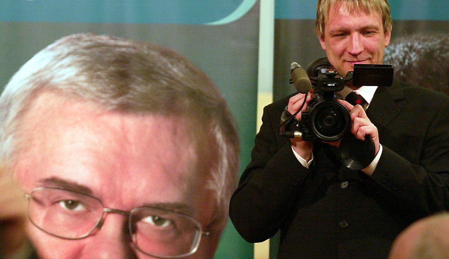 Peeter Võsa riigikogu valimiste eel toimunud Keskerakonna üritust filmimas.