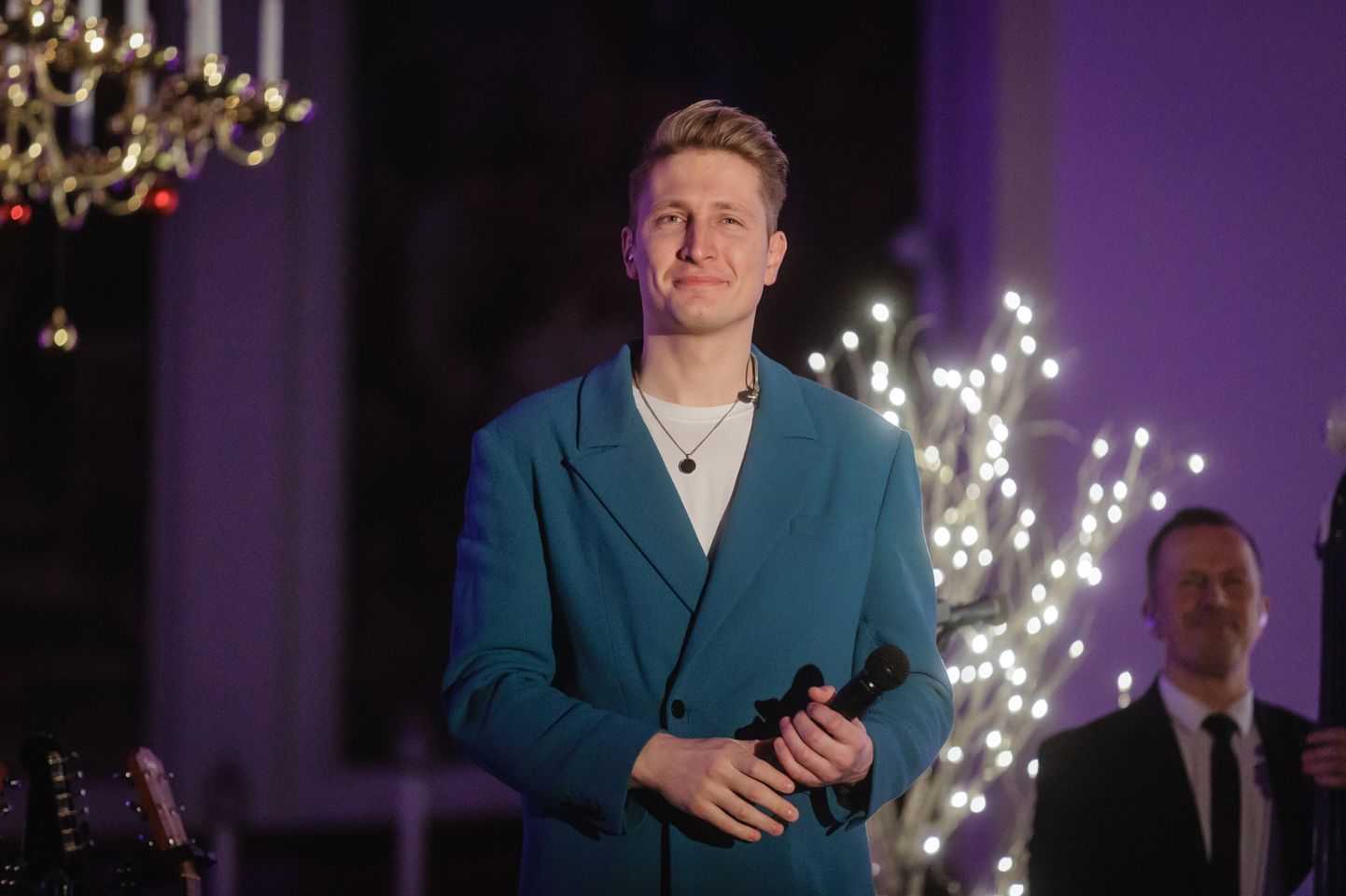 Karl-Erik Taukar esinemas Kaarli kirikus jõulukontserdil.