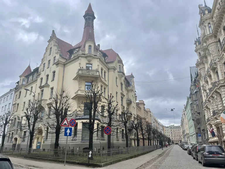 Створ знаменитой улицы Алберта с плотной застройкой югенд-стиля. Угловой доходный дом с башней - 1903 года постройки (арх. Константинс Пекшенс - знак качества рижского югенда).
