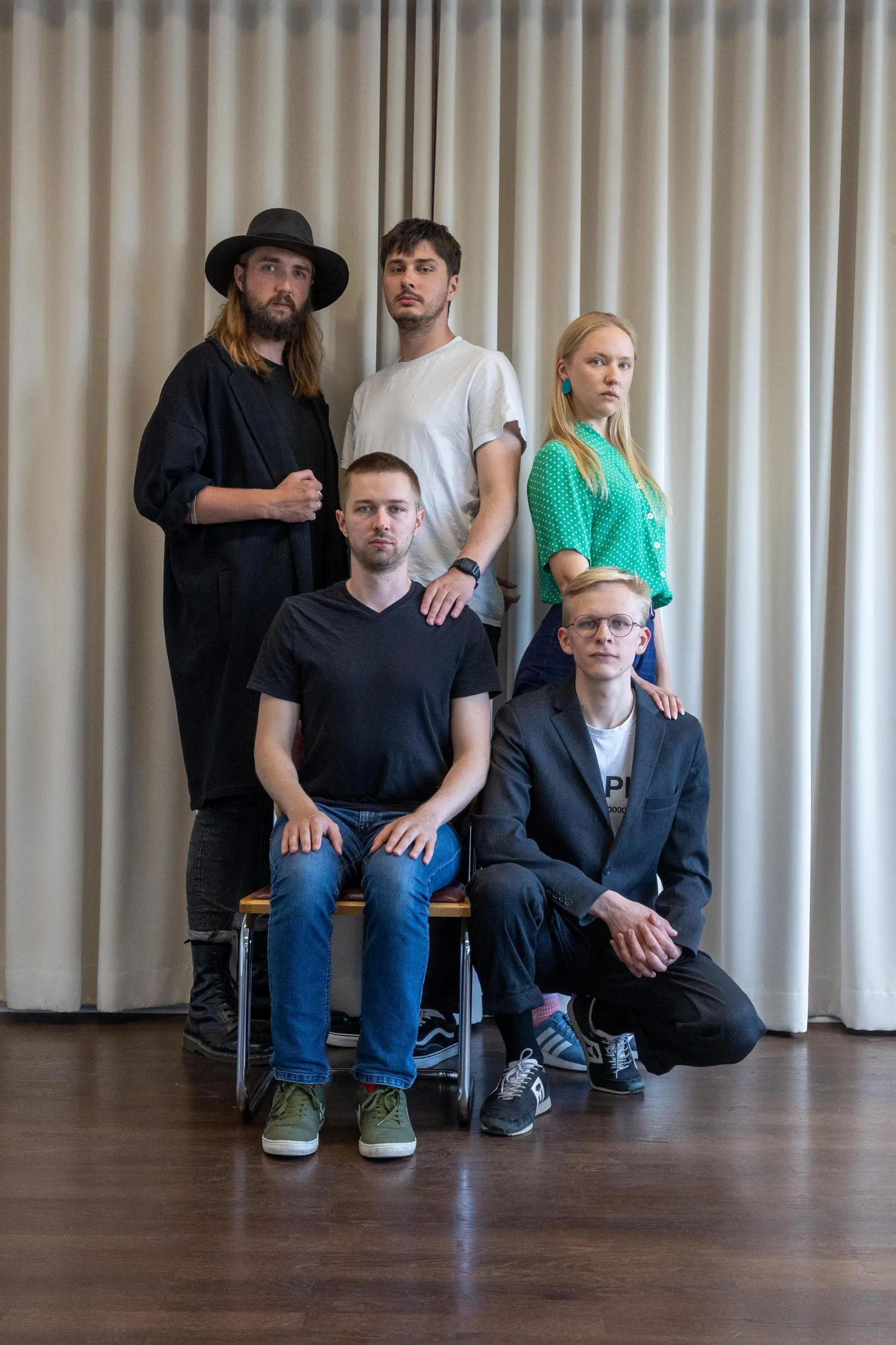 Paide teater koosseisus Jan Teevet (tagareas vasakult), Kirill Havanski, Maria Paiste, Johannes Richard Sepping (ees vasakult) ja Oliver Issak lõpetavad oma töö kahe kuu pärast. Kes nende tööd Paides jätkab, võib selguda juba nädala pärast.