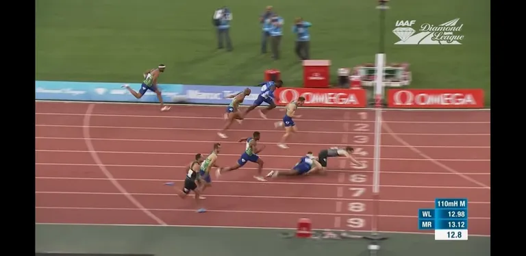 Niimoodi niitis Omar McLeod Rabatis peetud võistlusel jalust Sergei Šubenkovi.