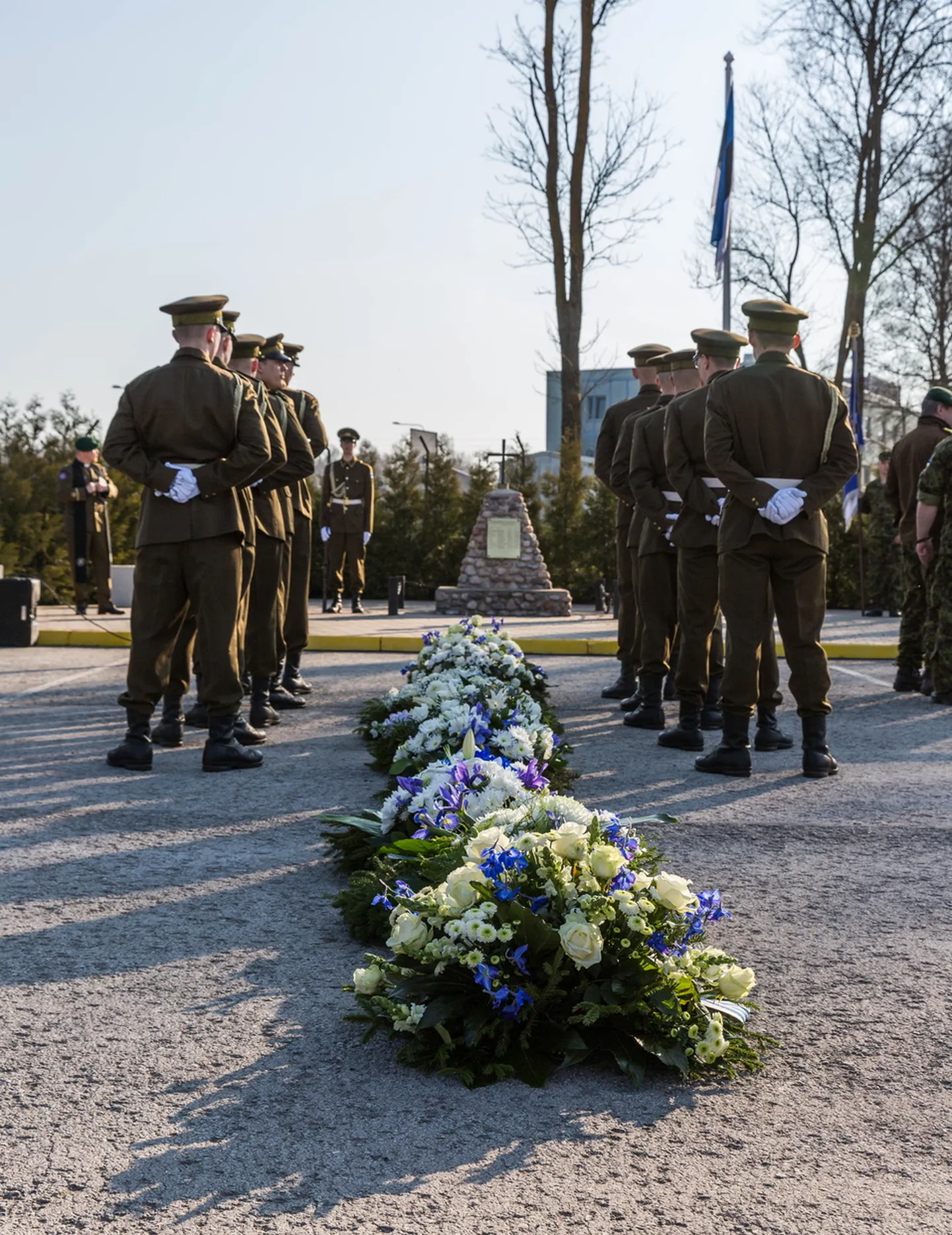 Pärgade asetamine Camp Bastioni mälestusmärgi juures.