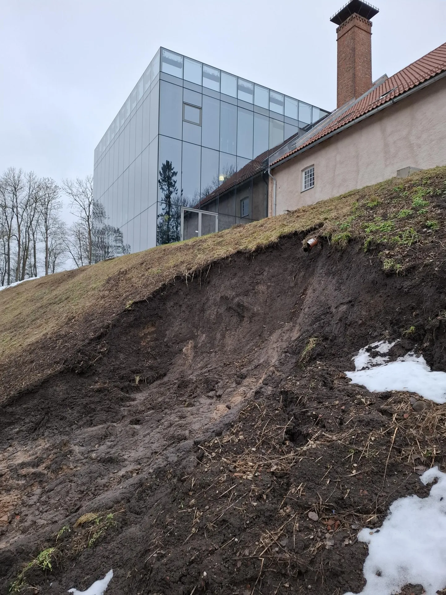 Viljandi lossimägedes vajus orgu osa nõlvast, mis on vaid mõne meetri kaugusel pärimusmuusika aida vundamendist.
