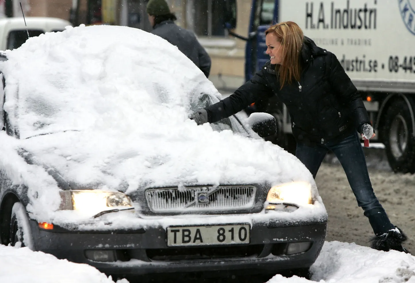Rootslanna puhastab lumest oma Volvot.