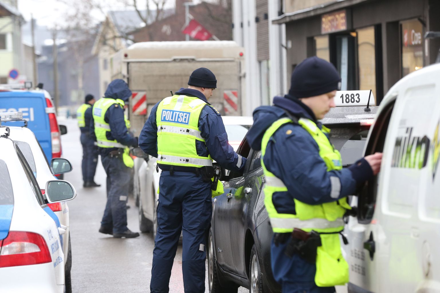 Kogu Eestis 7. märtsil sõidukijuhtide kainust kontrollinud politseinikud korraldasid puhumisreidi ka Tallinnas Kopli tänaval.