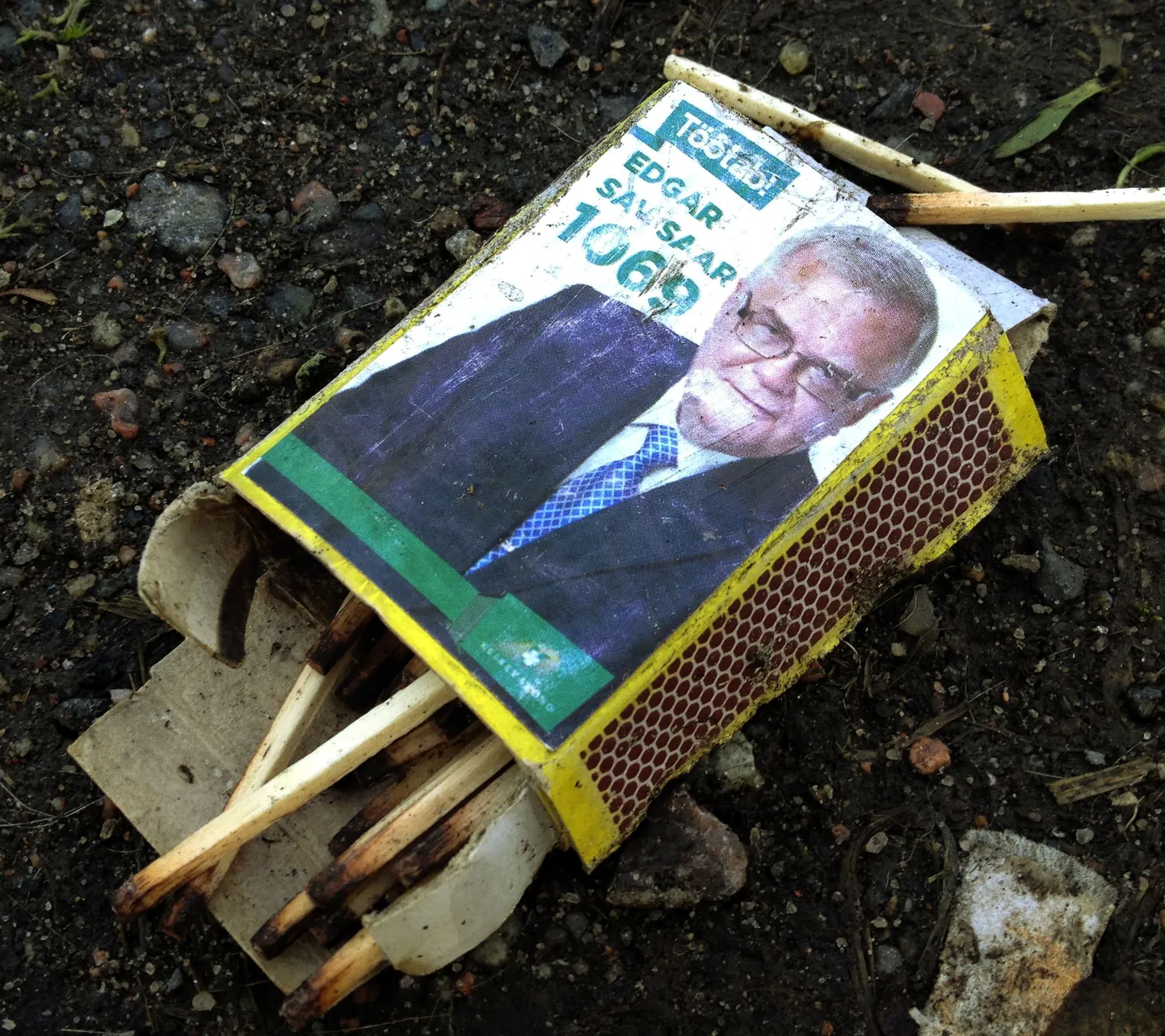 Keskerakonna esimees Edgar Savisaar valimisreklaamina tikutoosil.