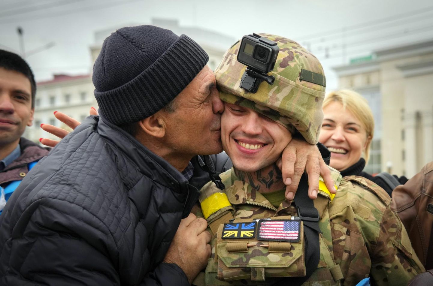 Vabastamist tähistav Hersoni elanik tervitas eile linna tänaval Ukraina sõdurit. 