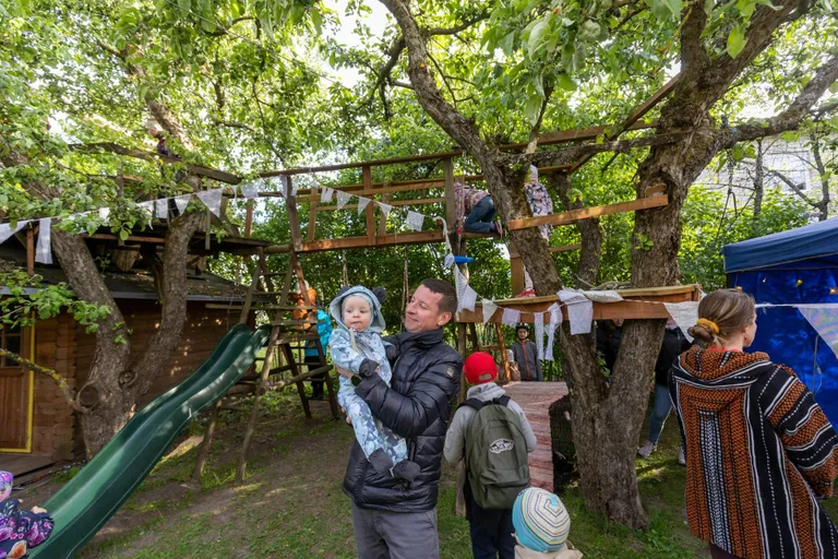 Kullamäe tänaval avastasid nii lapsed kui täiskasvanud üht tavaliselt peidus olevat koduhoovi.