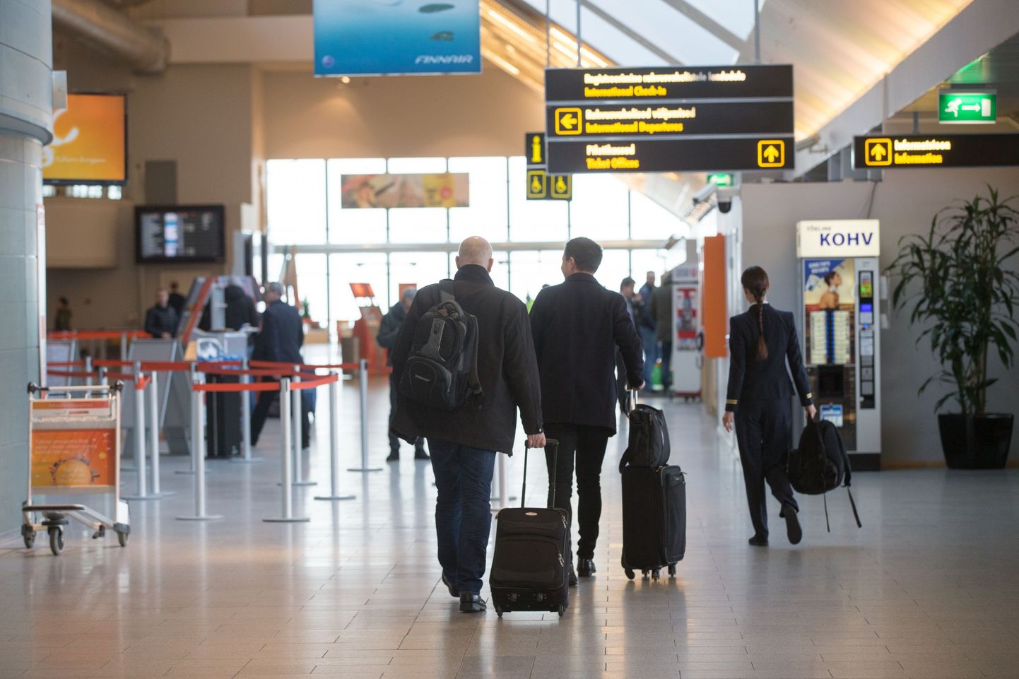 Пассажиры в Таллиннском аэропорту.
