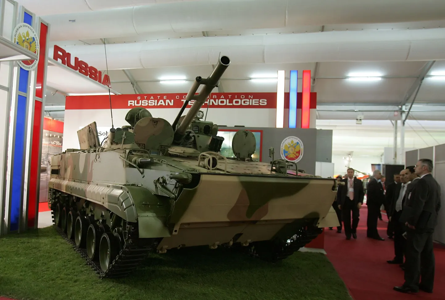 Vene boks relvamessil Ateenas,kõige ees jalaväesoomuk BMP-3M.