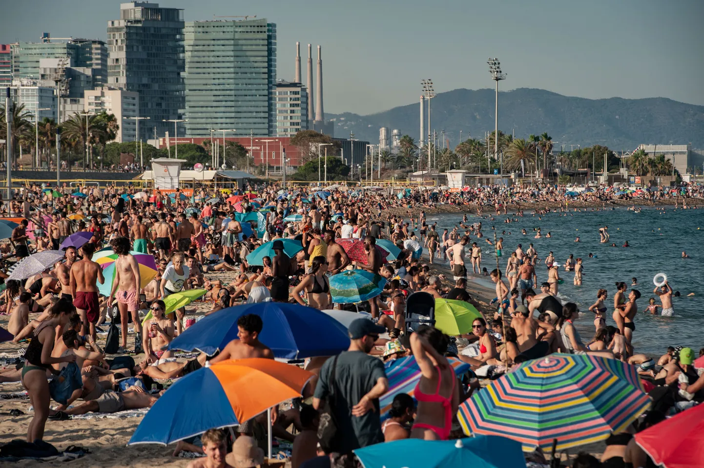Inimesed Barcelona rannal .