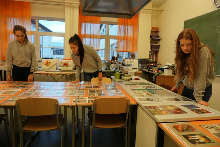Jõõpre koolis saab imetleda jõulupostkaarte läbi mitme sajandi.