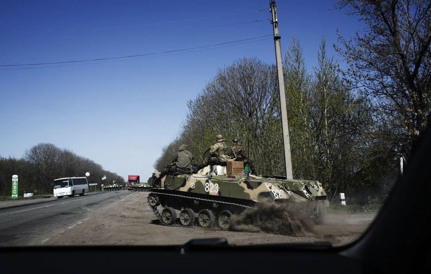 Ukraina sõdurid Artemiovskist Slovjanskisse viival teel.