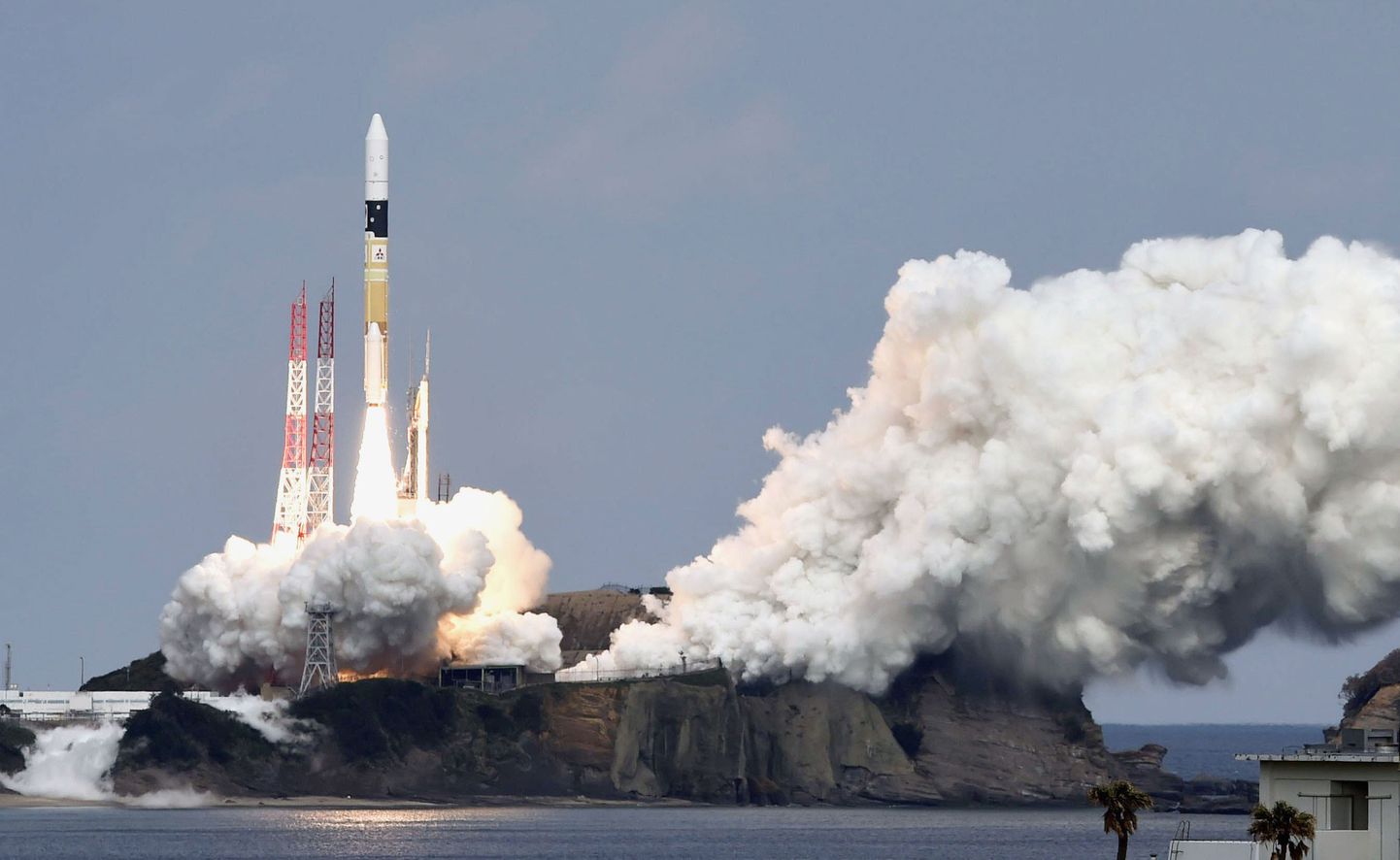 Запуск зонда «Хаябуса-2» к астероиду.