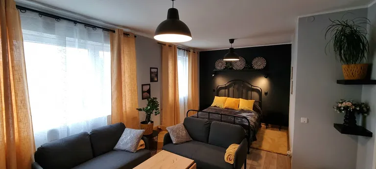 Elu- ja magamistuba sai sisustatud praktiliselt, luues ühes ruumis kaks eraldi sektsiooni. Voodil olevad padjad ja voodikate on soetatud Home&You kauplusest.
